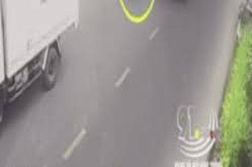 Người đàn ông bị cuốn vào gầm xe ben sau pha 'tạt đầu' ẩu, clip hiện trường gây ám ảnh