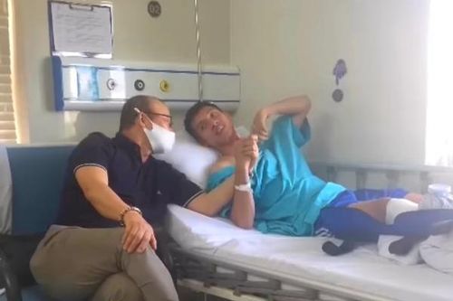 Thầy Park thăm Hùng Dũng: 'Em ổn rồi, thầy yên tâm nhé!'