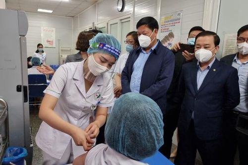 Hà Nội đã tiêm vắc xin COVID-19 cho gần 6.700 người; tích cực tiêm vét đối tượng còn lại
