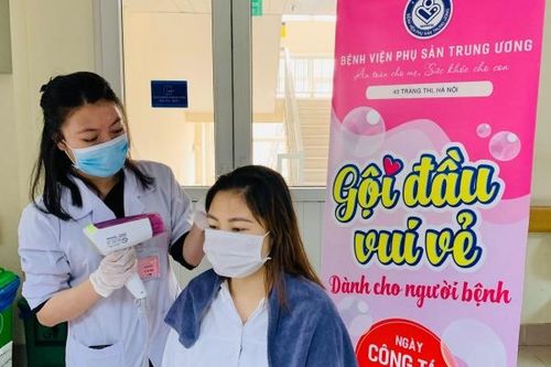 Người bệnh trở thành ca sĩ, được tặng suất ăn, làm đẹp miễn phí... nhân ngày công tác xã hội