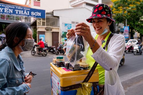 Bà Tây không biết tiếng Việt bán bánh kem dạo ở TP.HCM