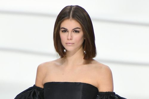 Kaia Gerber có cách xịt nước hoa khác lạ