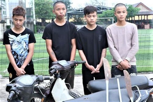 Dùng dao khống chế chủ nhà để bắt trộm gà