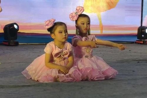 Bé gái ngủ gật khi đang diễn trên sâu khấu