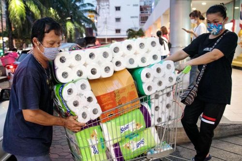 Chôn giấy vệ sinh vào hộp thời gian để hậu thế biết về Covid-19