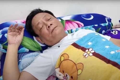 Nghệ sĩ Tấn Hoàng bị ngất xỉu trên máy bay