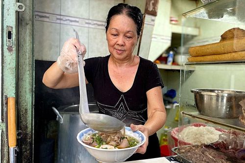 Quán bún bò mỡ nổi có một không hai tại TP.HCM