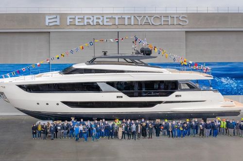 Siêu du thuyền thân rộng đầu tiên của hãng Ferretti Yachts ra mắt