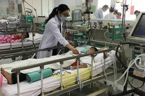 Bị ngã khi đá bóng, bé trai nguy kịch do nhiễm trùng huyết