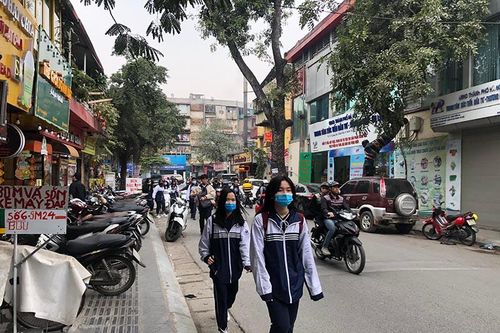 Hàng quán đua nhau lấn chiếm vỉa hè, lòng đường Hà Nội