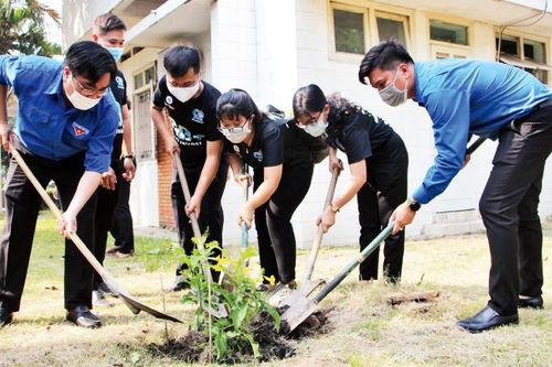 Tự hào tiến bước dưới cờ Ðảng quang vinh