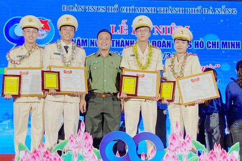 Nữ Trung úy Cảnh sát đảm việc Đoàn