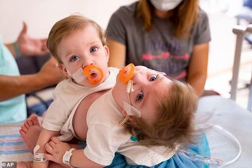 Ngỡ mang thai em bé khổng lồ, bác sĩ thông báo một tin khiến bà mẹ 'hóa đá'