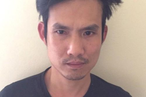 Ảo tưởng bố đẻ 'gian díu' với vợ, con trai cầm dao dọa giết