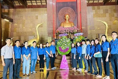 Đoàn Thanh niên Cục Công tác phía Nam dâng hương Bác Hồ và các Anh hùng Liệt sĩ
