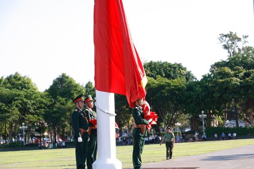 Đón xem lễ Thượng cờ trang nghiêm tại Quảng trường Đại Đoàn Kết