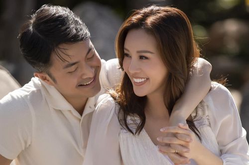 Hoa hậu Thu Hoài tình tứ với hôn phu kém 10 tuổi