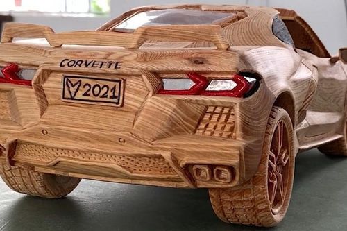 Màn 'hô biến' khối gỗ thành siêu xe Corvette C8 như thật của nghệ nhân Việt