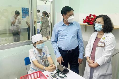 TP.HCM đề xuất 7.000 - 8.000 liều vắc xin Covid-19 cho nhân viên sân bay, khách sạn