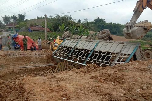 Xe tải chở keo lập úp, lái xe thoát chết trong gang tấc