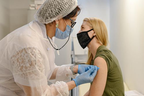 Nga bắt đầu sản xuất hàng loạt vaccine ngừa COVID-19 thứ ba