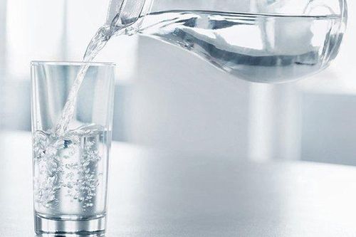 Mắc bệnh lạ, người phụ nữ không thể uống quá 3 ly nước/ngày