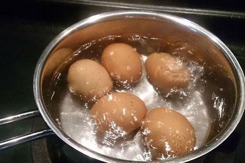 Luộc trứng bằng nước nóng hay nước lạnh mới đúng?