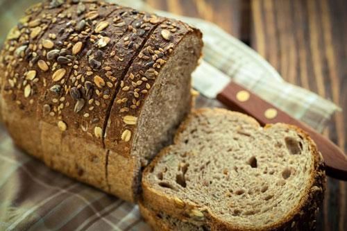 Tại sao bạn nên ăn bánh mì đen?