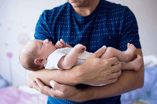 Sai lầm khi bế trẻ sơ sinh nhiều bố mẹ mắc phải