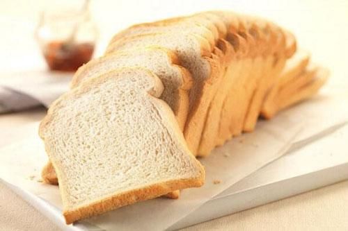Chẳng cần làm nóng lại, chỉ một thao tác này bánh mì cũ sẽ mềm như mới