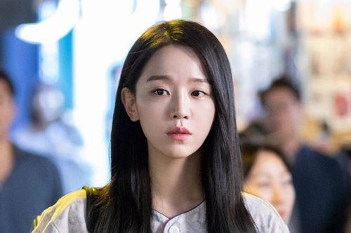 Shin Hye Sun bị tẩy chay vì đóng 'Mr. Queen'