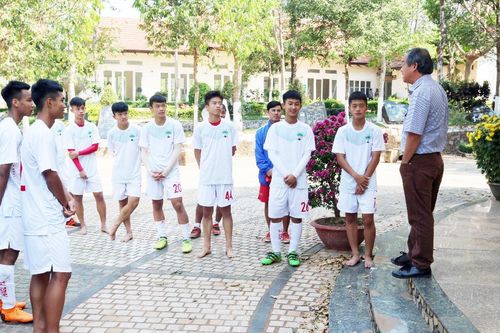 Nhìn nỗi đau Hùng Dũng để thấy bầu Đức dạy cầu thủ là tấm gương sáng cho cả nền bóng đá!