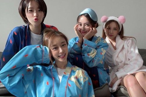 Các thành viên T-ara tụ họp thân thiết khiến fan mong ngóng ngày nhóm tái hợp