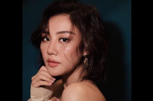 Hari Won và Văn Mai Hương bị nhầm là chị em song sinh vì bức hình gây 'lú'