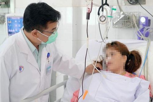 Cứu sống người phụ nữ bị rắn hổ mang chúa cắn nguy kịch