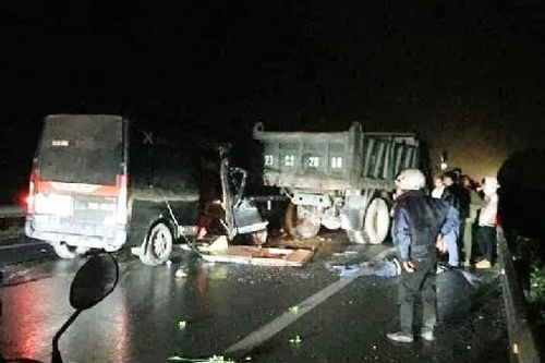 Thái Nguyên: Xe khách đâm xe tải, 4 người thương vong