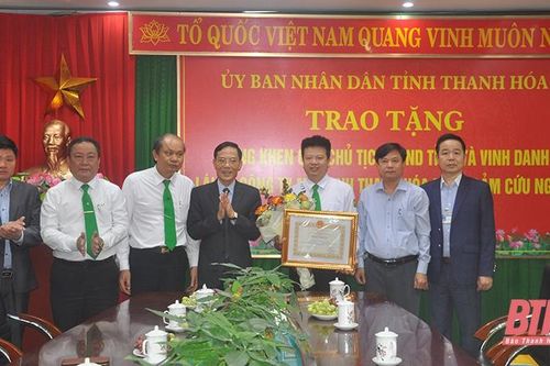 Tặng Bằng khen của Chủ tịch UBND tỉnh cho lái xe taxi dũng cảm cứu người
