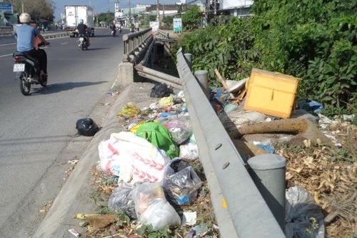 Bê tông chắn lối đi nơi hành lang cầu