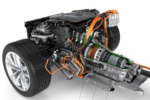 Khi đạp ga xe điện, hiện tượng gì xảy ra để xe tăng tốc?