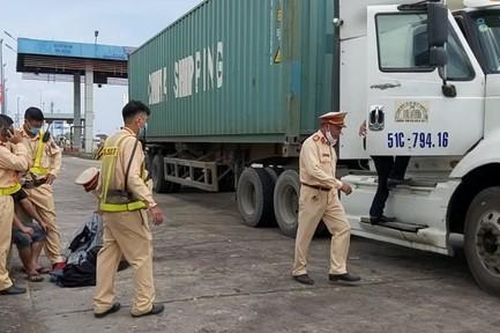 Bị test ma túy trên đường cao tốc, tài xế xe container mở cửa xe bỏ chạy