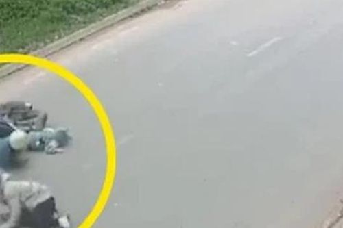 2 vợ chồng cùng con nhỏ đèo nhau trên xe máy bỗng ngã văng xuống đường, vệt đỏ trên cổ hé lộ nguyên nhân hãi hùng