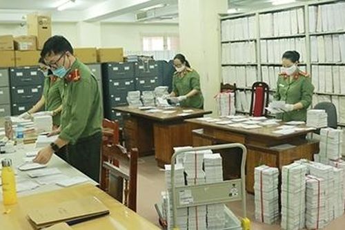 Bắt truy nã qua những trang hồ sơ