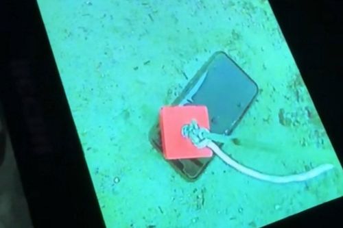 iPhone sống sót sau một tháng chìm dưới hồ băng