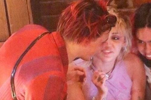 Miley Cyrus hẹn hò trai trẻ trong bar