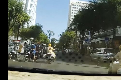 Hành động đẹp của hai chiến sĩ cảnh sát giao thông