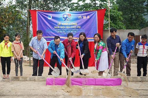 Khởi công nhà ở xã hội và trao tặng chốt kiểm soát dịch vùng biên