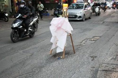 Cấp bách sửa chữa mặt đường trên phố Thụy Khuê