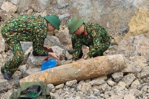Phát hiện quả bom nặng hơn 1 tạ còn nguyên kíp nổ ở Nghệ An