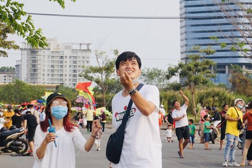 Bạn trẻ Sài Gòn thả diều, 'xin một vé' trở về tuổi thơ