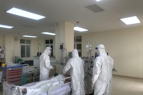 Ca COVID-19 nặng nhất được 2 xe cứu thương và kíp bác sĩ hộ tống từ Đà Nẵng vào TPHCM